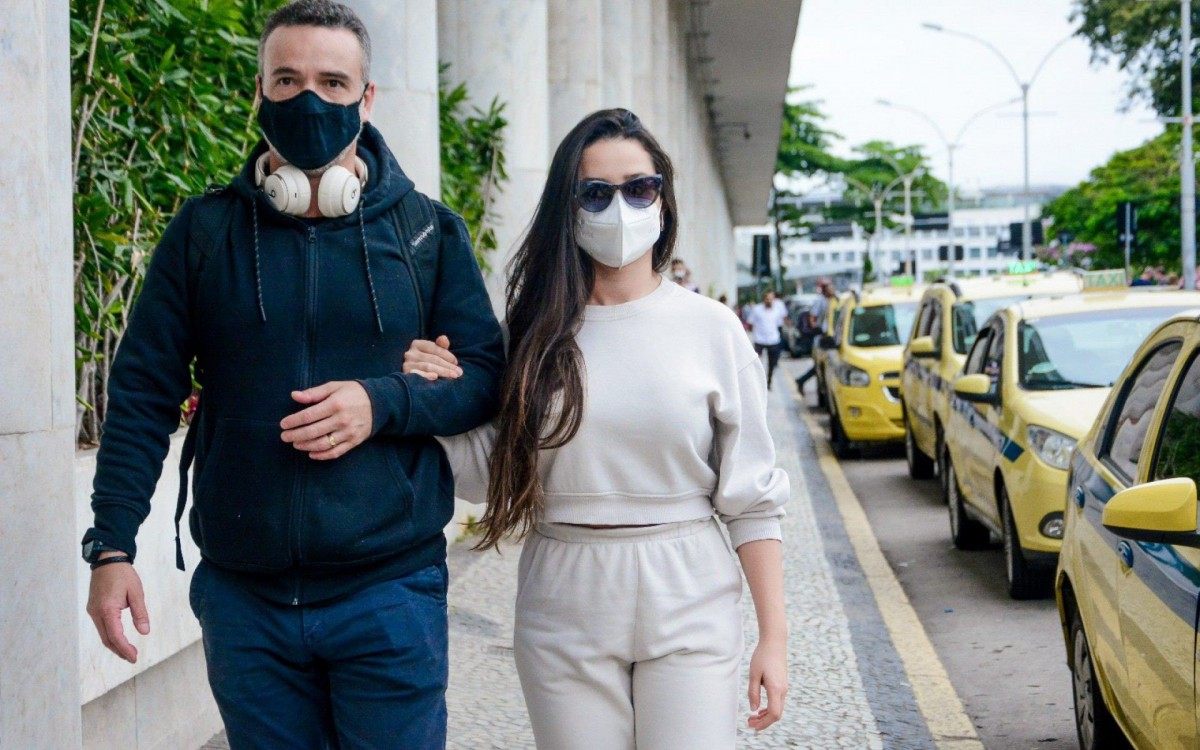 Juliette embarca no Aeroporto Santos Dumont, no Rio, e &eacute; surpreendida por homenagem de f&atilde; que tatuou suas m&uacute;sicas no antebra&ccedil;o