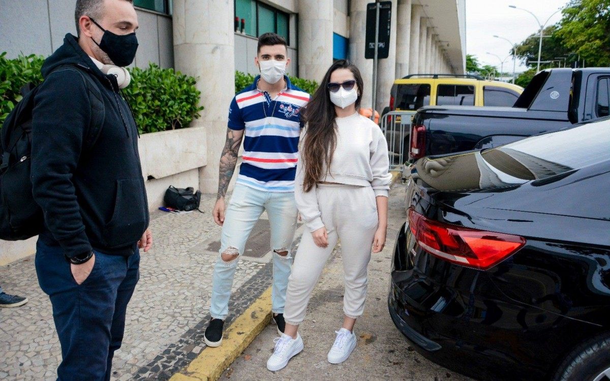 Juliette embarca no Aeroporto Santos Dumont, no Rio, e &eacute; surpreendida por homenagem de f&atilde; que tatuou suas m&uacute;sicas no antebra&ccedil;o