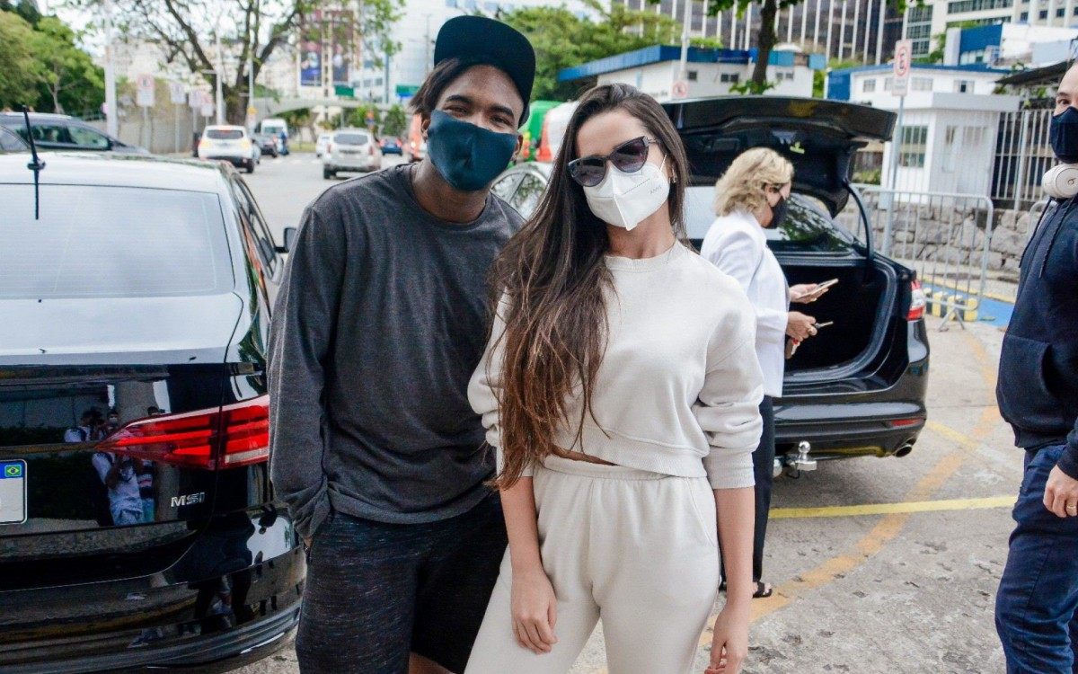 Juliette embarca no Aeroporto Santos Dumont, no Rio, e &eacute; surpreendida por homenagem de f&atilde; que tatuou suas m&uacute;sicas no antebra&ccedil;o