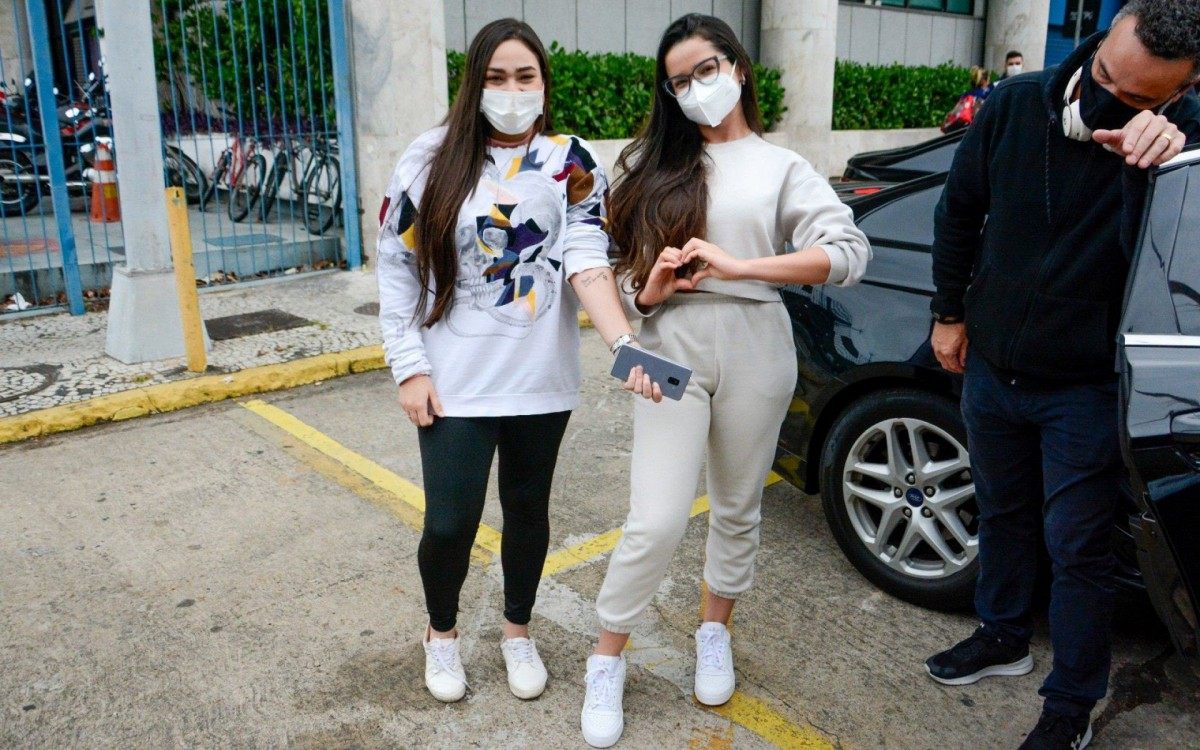 Juliette embarca no Aeroporto Santos Dumont, no Rio, e &eacute; surpreendida por homenagem de f&atilde; que tatuou suas m&uacute;sicas no antebra&ccedil;o