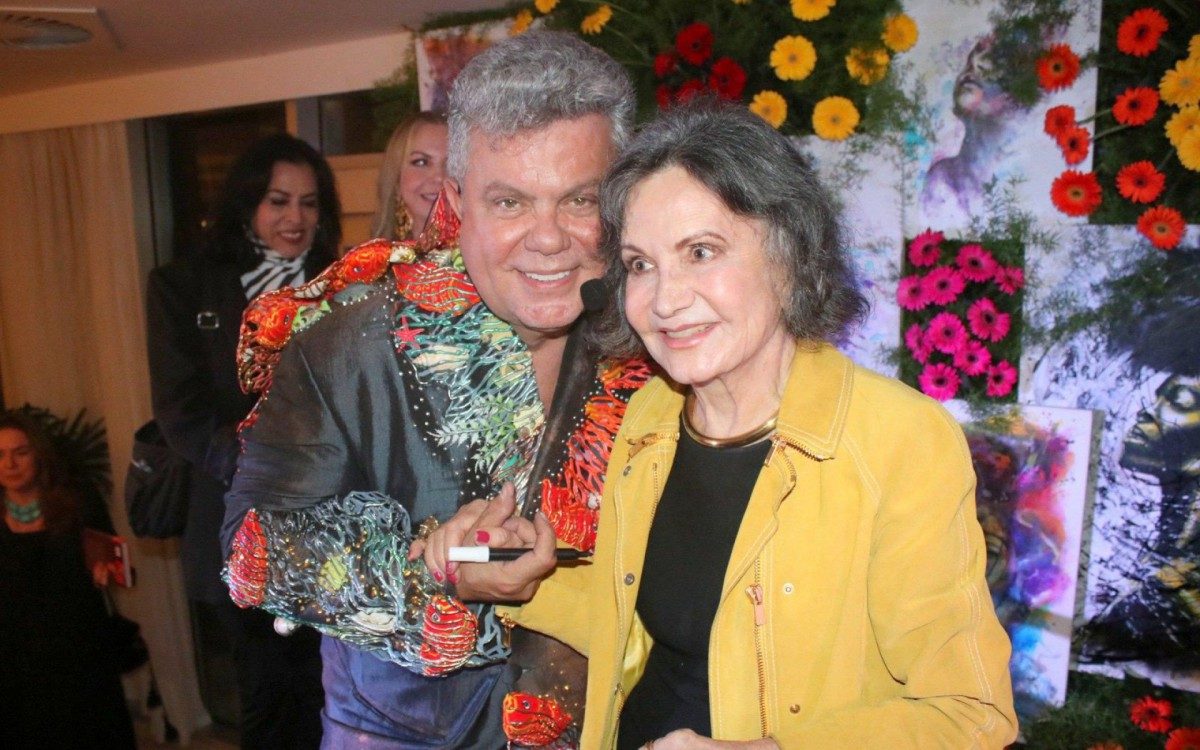 Milton Cunha recebe amigos, famosos e a bateria da Viradouro na sess&atilde;o de aut&oacute;grafos de seu livro, no Hotel Nacional, na Zona Sul do Rio, na noite desta quarta-feira