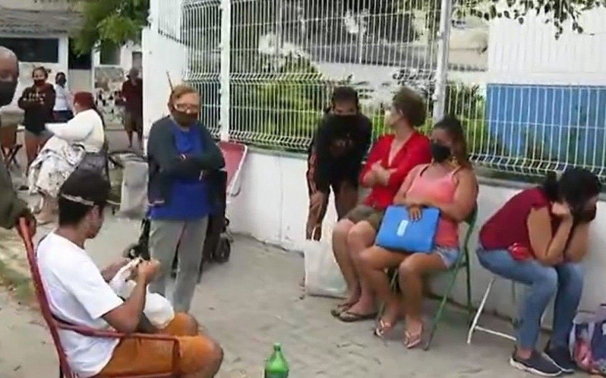 Pessoas passam a noite em fila esperando distribui&ccedil;&atilde;o de senhas no CRAS de Paci&ecirc;ncia

