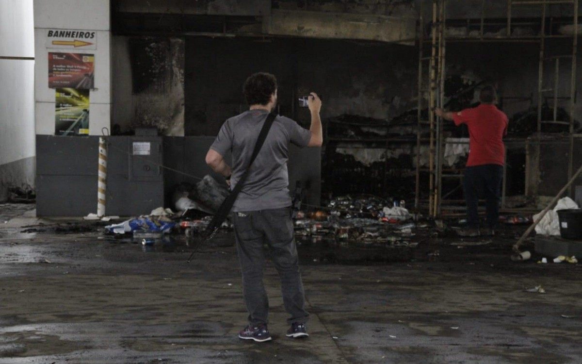 Polícia realiza perícia em postos atacados e incendiados em Santa Cruz, na Zona Oeste do Rio