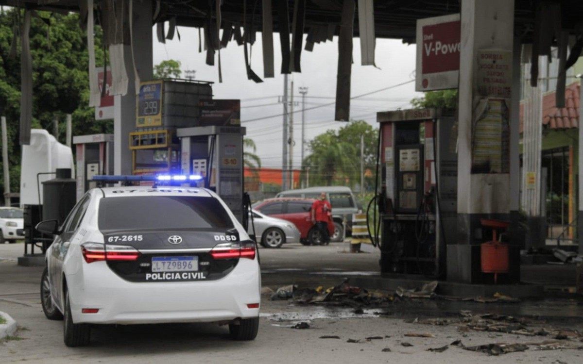 Polícia realiza perícia em postos atacados e incendiados em Santa Cruz, na Zona Oeste do Rio