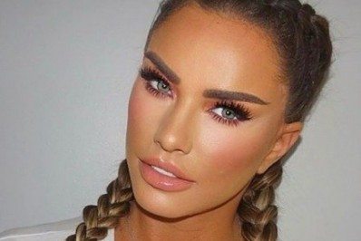 Barraco! Modelo é expulsa de avião por se recusar a usar máscara