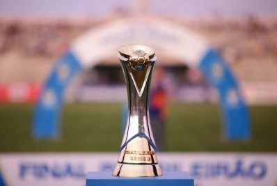 Parceiro de Neymar no Santos, atacante é suspenso por 1 ano após ameaçar árbitro