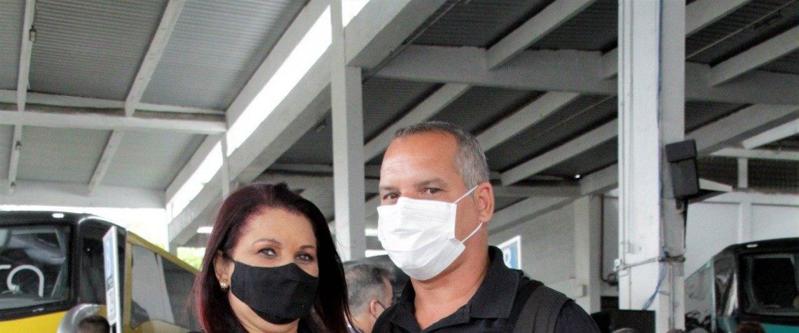 Movimentação na Rodoviaria Novo Rio com feriado prolongado, nesta seita feira (12), na foto Lucia Rocha e Eduardo dos Santos. - Marcos Porto/Agencia O Dia