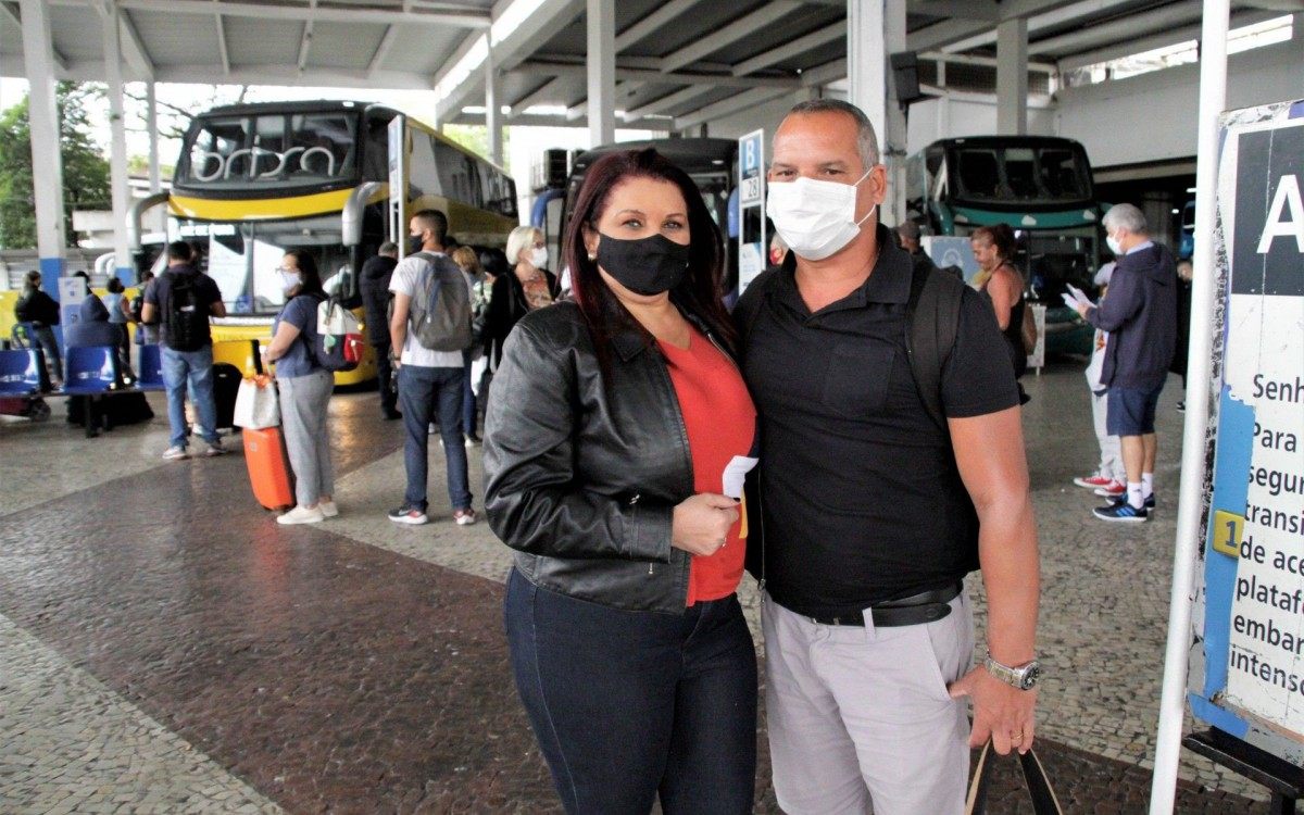 Movimentação na Rodoviaria Novo Rio com feriado prolongado, nesta seita feira (12), na foto Lucia Rocha e Eduardo dos Santos. - Marcos Porto/Agencia O Dia
