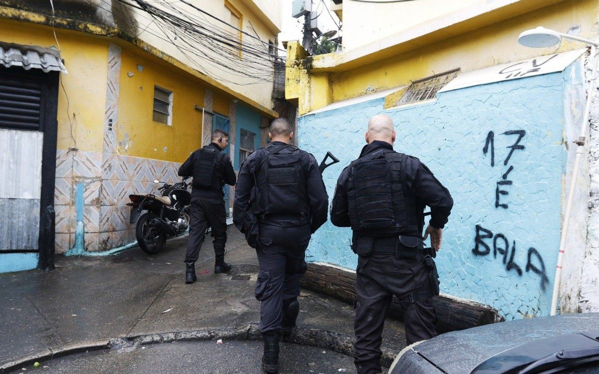 Policia - Opera&ccedil;ao Policia Militar no Morro do Turano, zona norte do Rio. Na foto, policiais patrulham a comunidade.