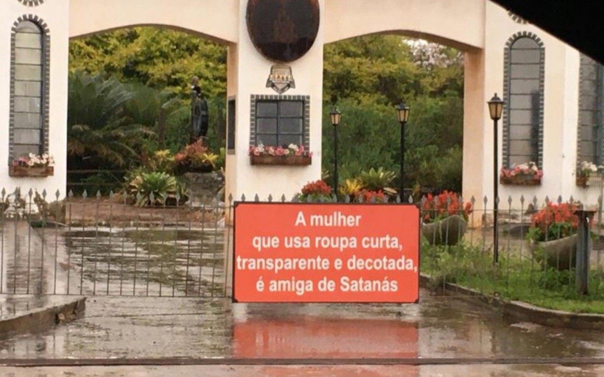 Placas que sugerem relação entre mulheres e Satanás causam polêmica - Reprodução TV Anhanguera