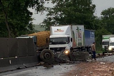 Caminhão bate em mureta na Via Dutra em Barra Mansa