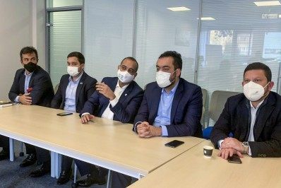 Cláudio Castro assina acordo para reativar Teleférico do Complexo do Alemão