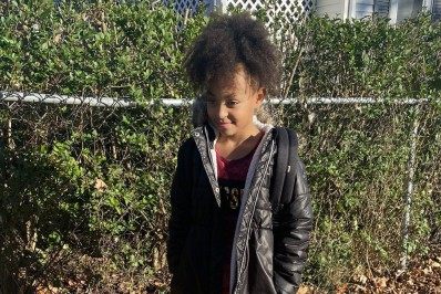 Menina salva família após desbloquear celular com o rosto do pai e ligar para emergência