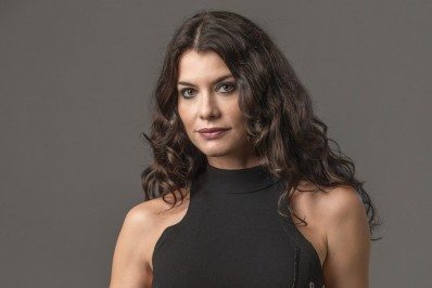 Par romântico de Cauã Reymond em 'Um lugar ao Sol', Alinne Moraes elogia a esposa do ator