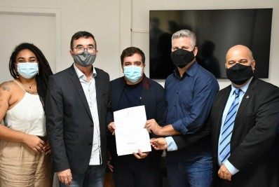 Prefeito em exercício sanciona lei que altera cor dos táxis na cidade