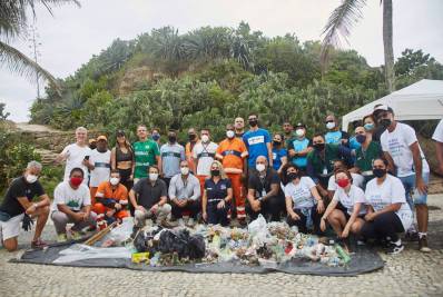 Voluntários recolhem cerca de 50 quilos de lixo no Arpoador
