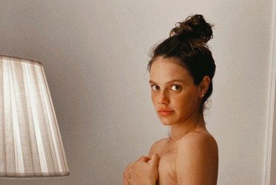 Em clique delicado, Laura Neiva posa sem roupa para mostrar barrigão de 38 semanas