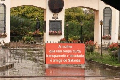 Placas moralistas causam polêmica após instalação