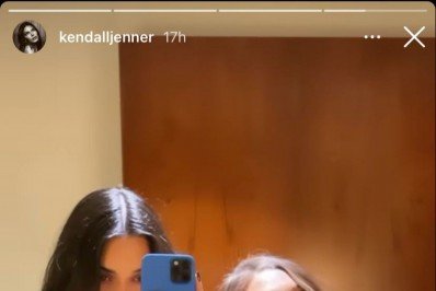 Ao lado de Hailey Bieber, Kendall Jenner faz sucesso com vestido 'rasgado'