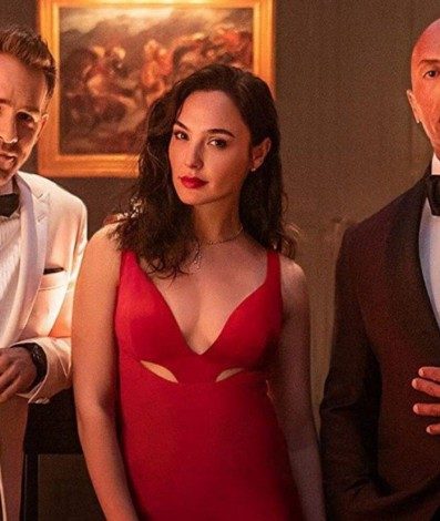 Cena do filme 'Alerta Vermelho', cm Dwayne Johnson, Gal Gadot e Ryan Reynolds - Reprodução
