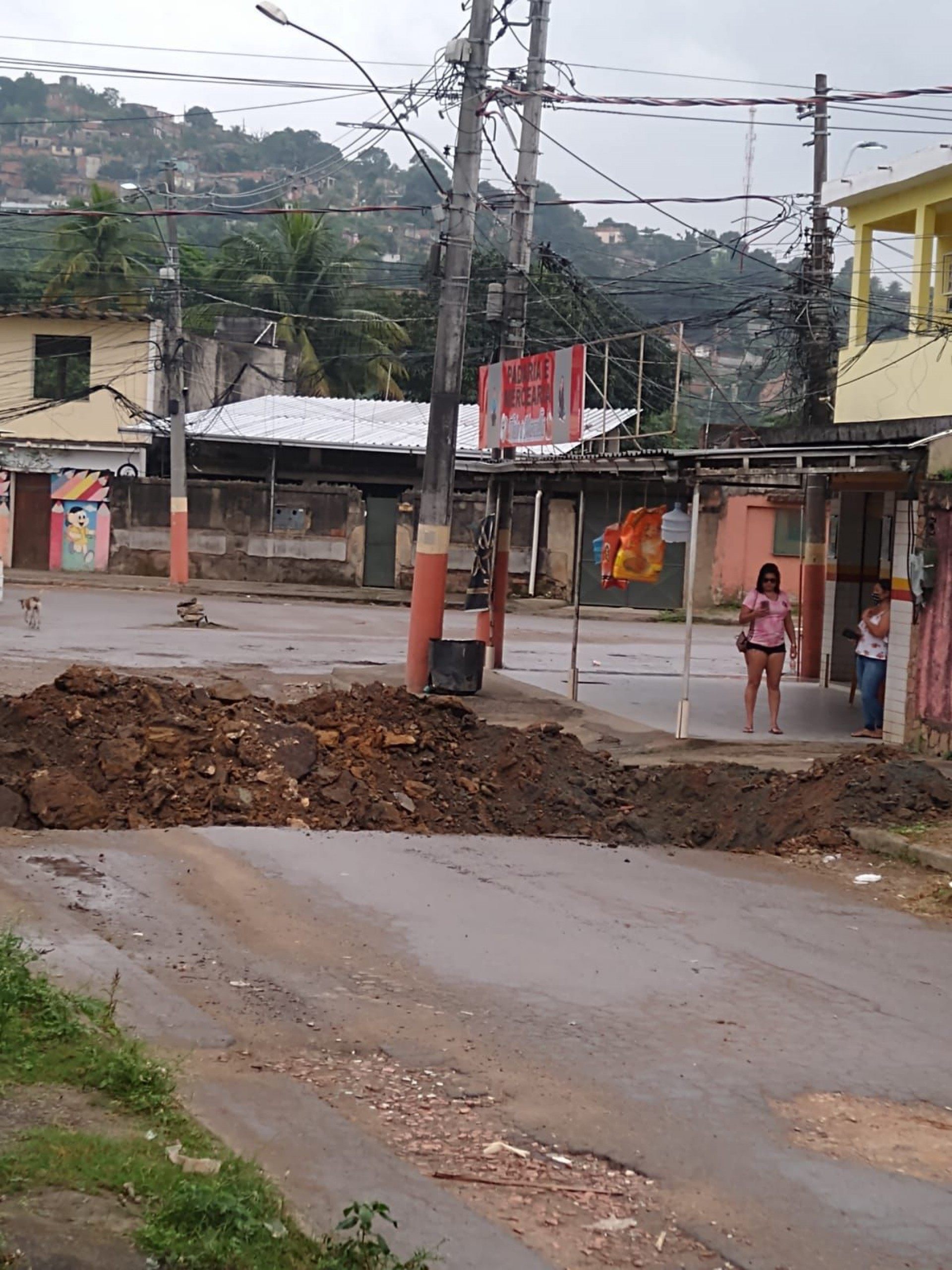 Buracos feitos pelos traficantes - Twitter / Pmerj