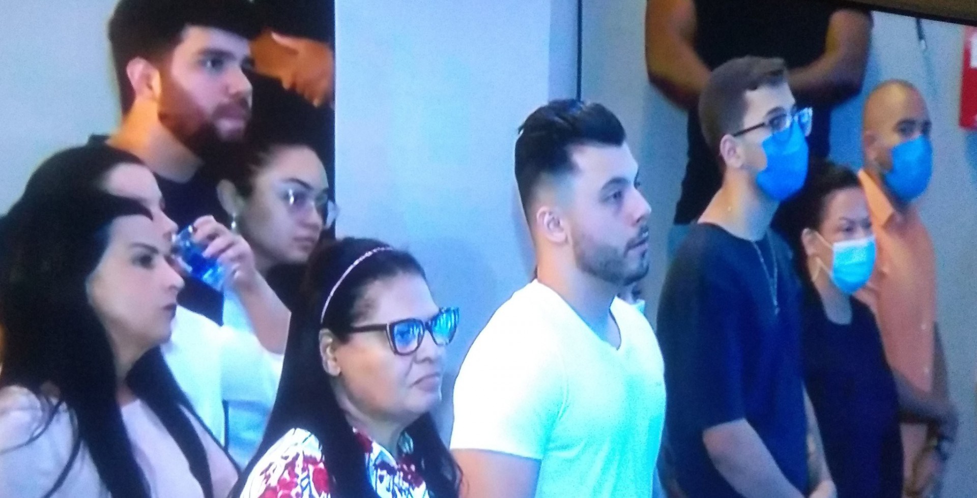 Murilo Huff, pai de Leo, filho de Marília Mendonça, no culto em homenagem a cantora - Reprodução Internet