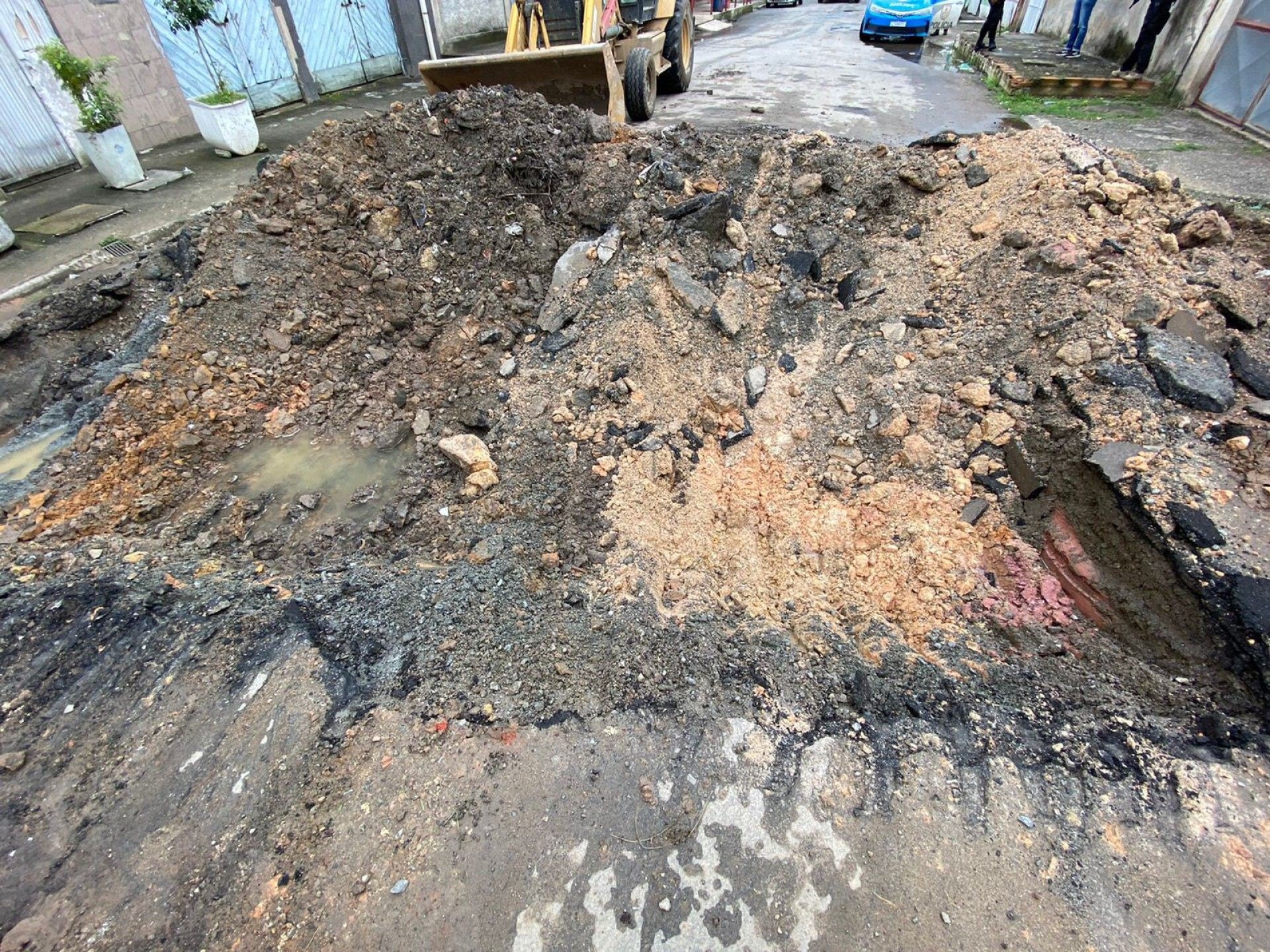 Buracos tampados nas comunidades da Guacha e Santa Tereza - Twitter / Pmerj