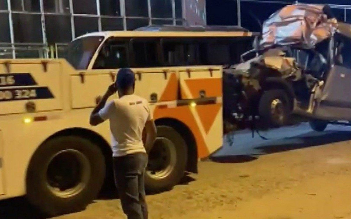 De acordo com o Samu, al&eacute;m do motorista da van, quatro mulheres tamb&eacute;m ficaram presas entre as ferragens