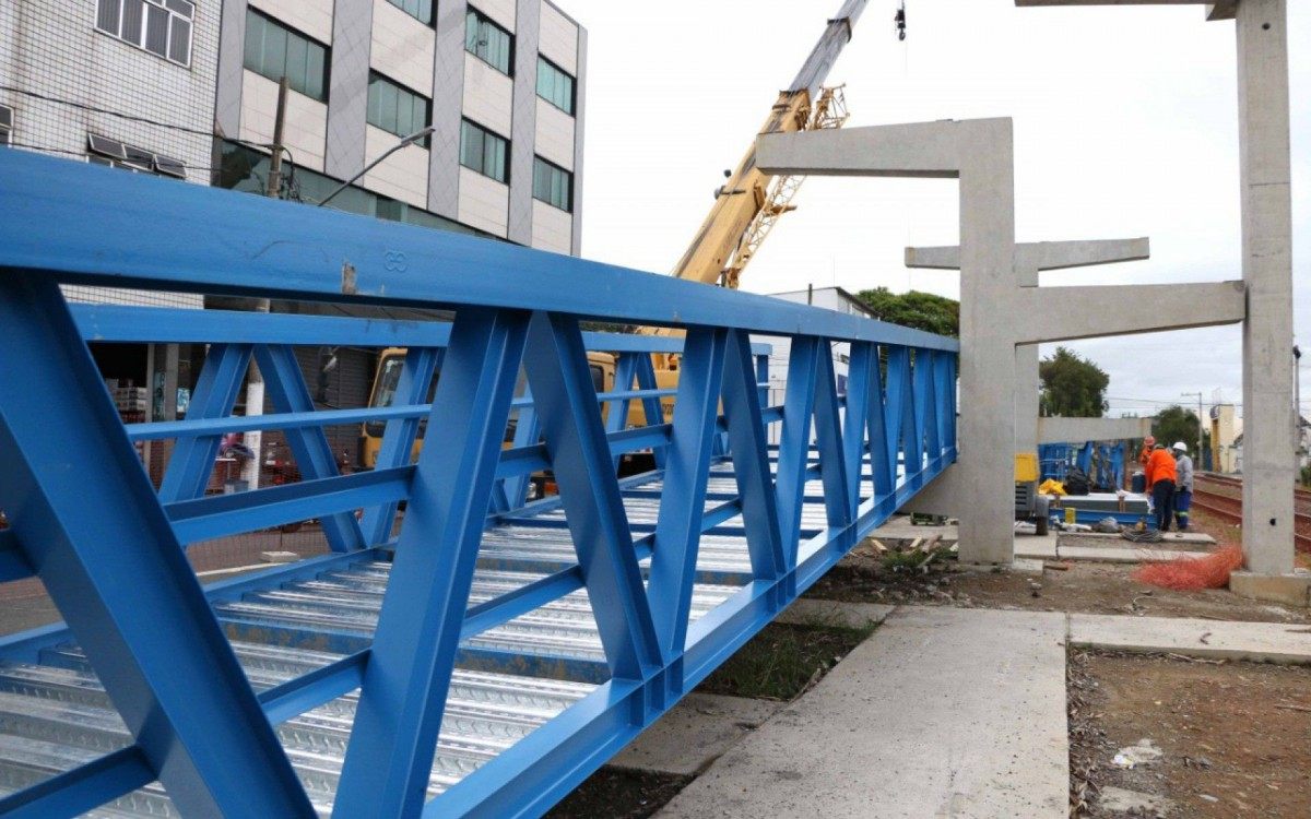 Montagem das estruturas met&aacute;licas que comp&otilde;em o v&atilde;o central e as rampas