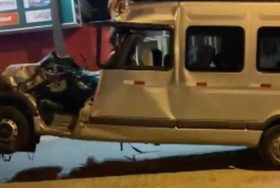 Batida entre van e carreta provoca cinco mortes em rodovia