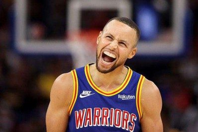 Curry tem noite brilhante e bate recorde da NBA