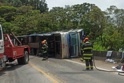 Acidente com ônibus de turismo deixa ao menos seis mortos em rodovia