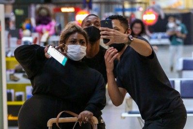Jojo Todynho posa com fãs no aeroporto
