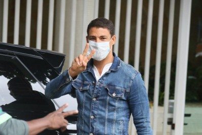 Gatíssimo, Cauã Reymond circula pelas ruas do Leblon