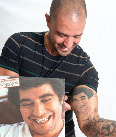 Diogo Nogueira tatua o rosto do pai, João Nogueira, que completaria 80 anos nesta sexta-feira (12) - Reprodução/Instagram