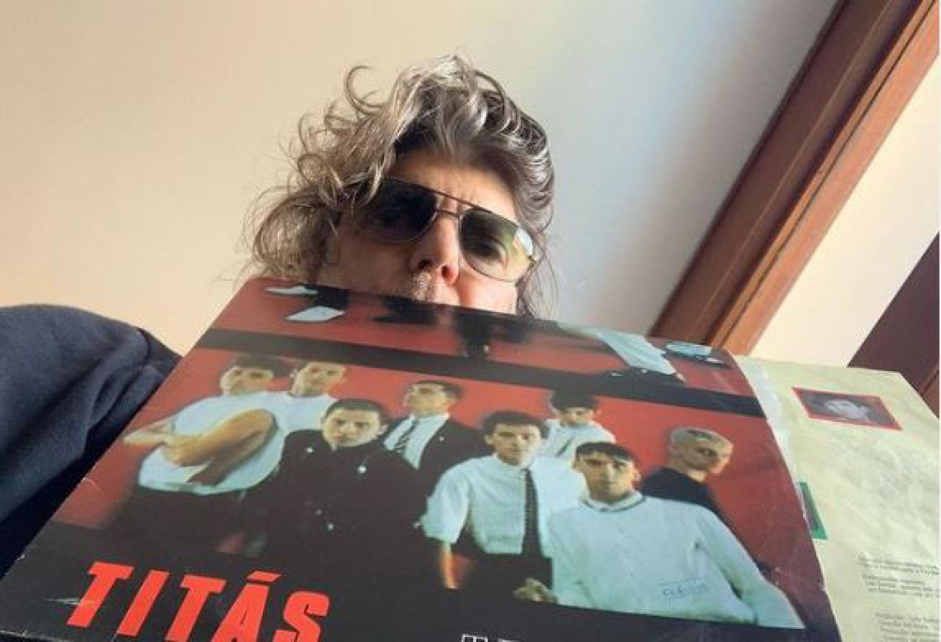 Branco Mello com disco dos Titãs - Reprodução