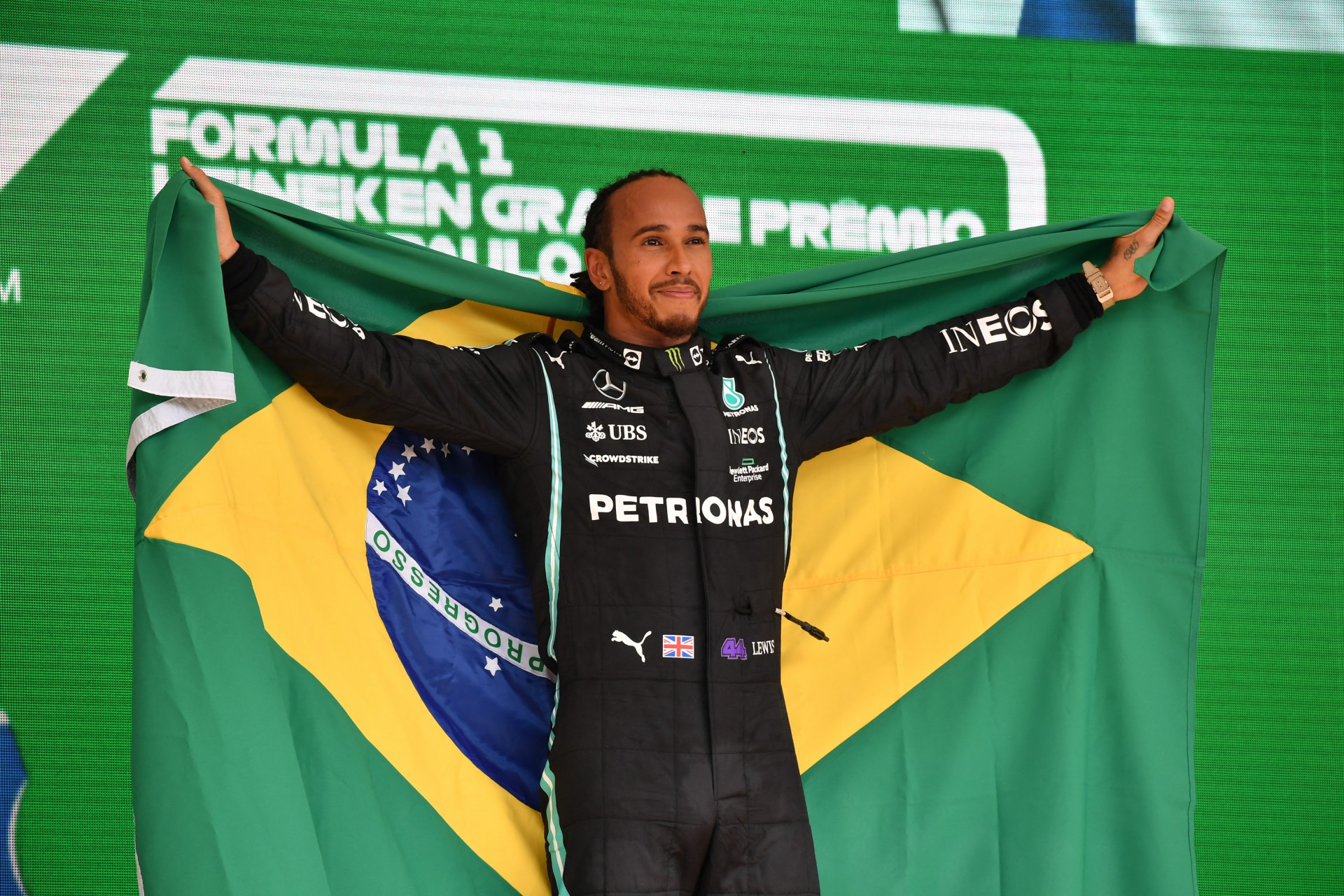 Hamilton comemorou a vit&oacute;ria no GP S&atilde;o Paulo de 2021 com uma bandeira do Brasil - AFP
