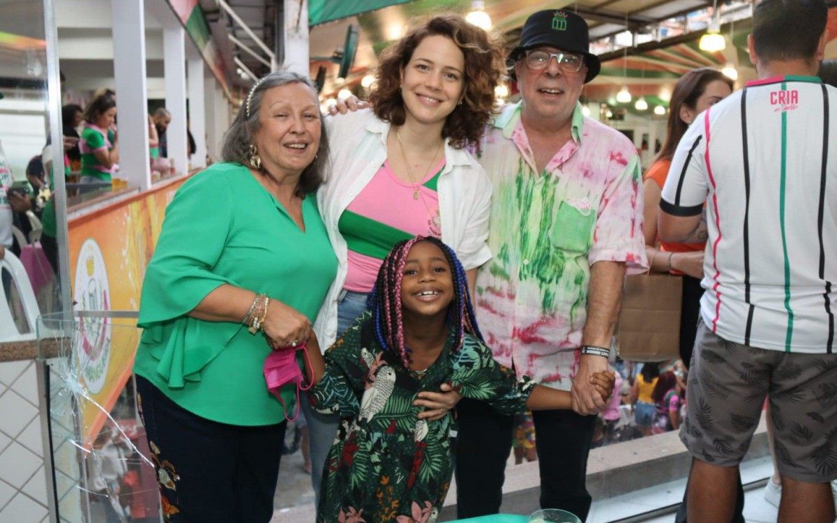 Leandra Leal na feijoada da Mangueira