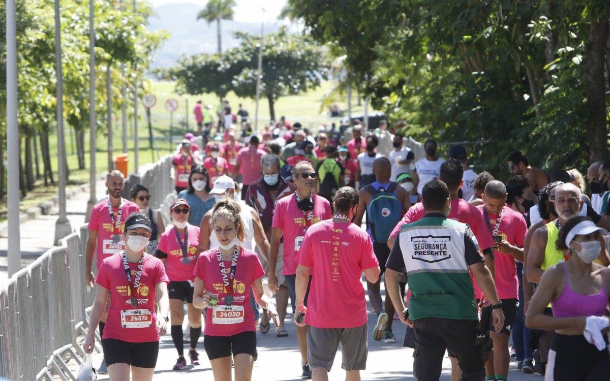 Geral - Movimenta&ccedil;ao na Marina da Gloria, zona sul do Rio, para evento da Maratona do Rio, na manha de hoje.