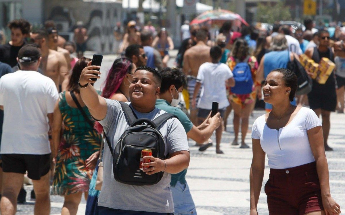 Cariocas aproveitam liberação de máscaras ao ar livre para curtir praia em dia de sol no Rio - Reginaldo Pimenta/Agência O DIA