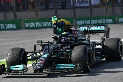Hamilton recorda vitória em Interlagos e diz que 'pensou em vítimas da pandemia' ao levantar bandeira