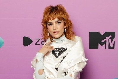 Manu Gavassi recebe prêmio de 'Melhor Artista Brasileiro' no MTV EMA 2021