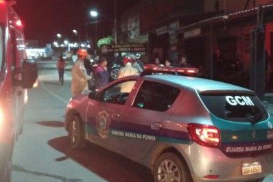 Acidente entre carro e moto deixa mulher ferida em Bacaxá