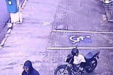 Homem armado assalto farmácia em Bacaxá