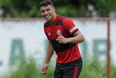 Com multa rescisória de € 100 milhões (R$ 625 milhões), Flamengo encaminha renovação de Victor Hugo, joia da base