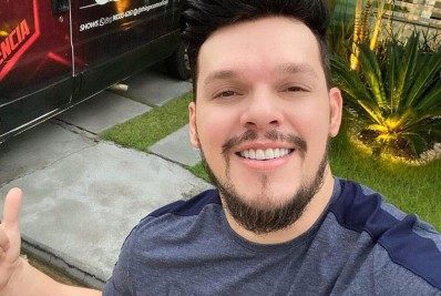 Cantor sertanejo sofre acidente com lancha e é internado