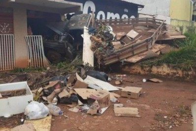 Motorista sem habilitação perde controle de caminhão e destrói lojas em Brasília