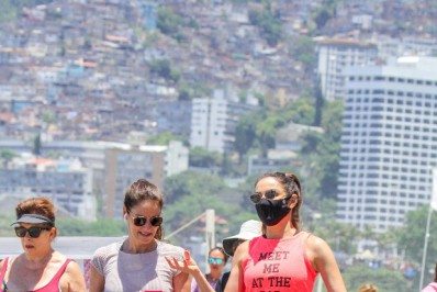 Dia de folga! Patrícia Poeta faz caminhada com amiga