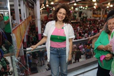 Em rara aparição, Leandra Leal curte feijoada da Mangueira com namorado e filha 