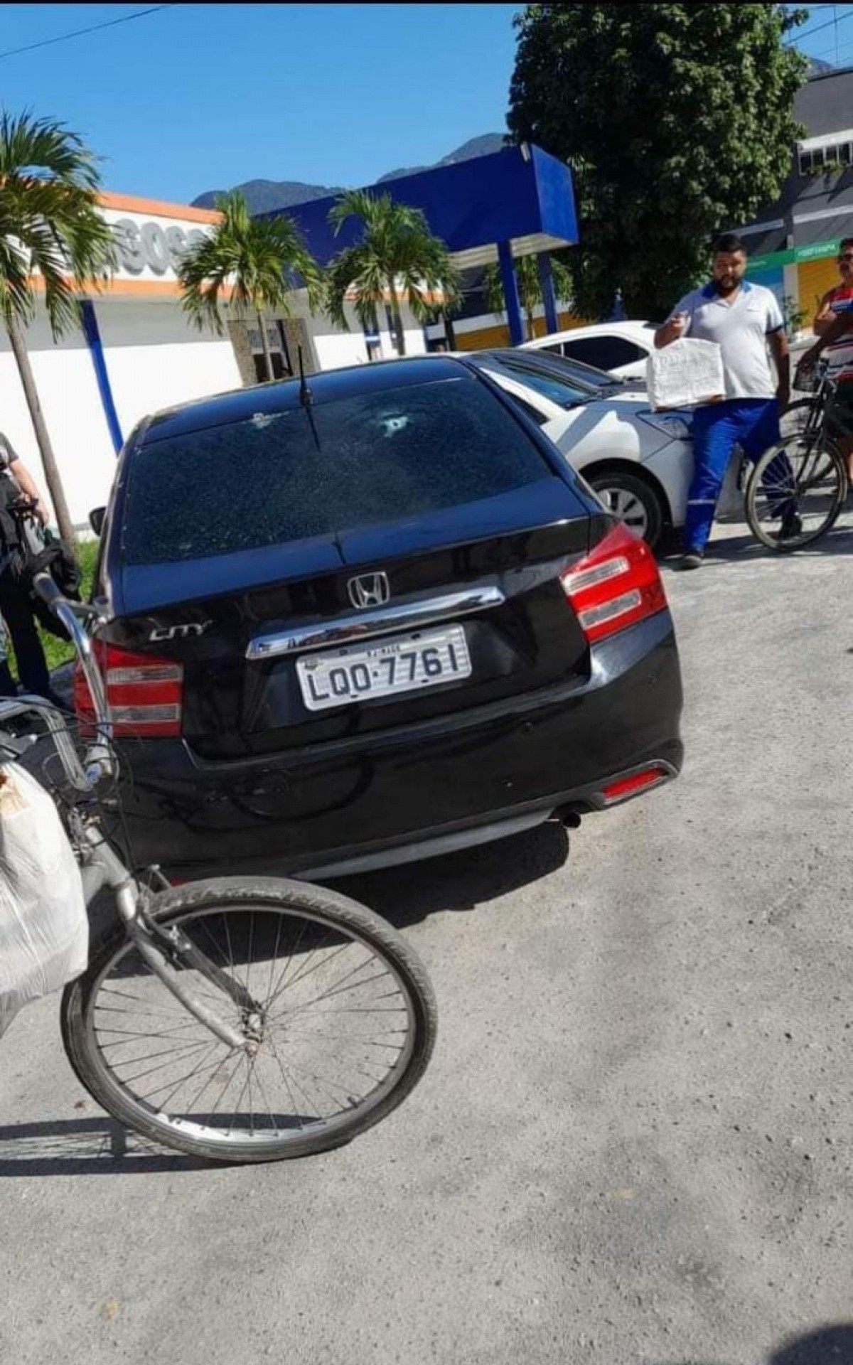 Carro do policial tem perfura&ccedil;&otilde;es no para-brisa dianteiro, lataria e vidro traseiro